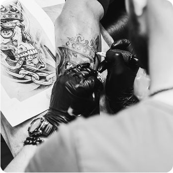master-making-tattoo-with-iron 1 - Hyper Inkers